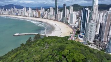 Santa Catarina Brezilya 'daki Camboriu' da Balneario Camboriu Skyline. Kıyı manzarası. Highrise Binaları. Plaj manzarası. Santa Catarina Brezilya 'daki Camboriu' da Balneario Camboriu Skyline.