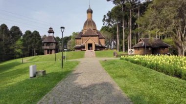 Curitiba Brezilya. Parana Brezilya 'daki Curitiba' da Ukrayna Anıtı. Bahçe arazisi. Turistik cazibe. Şehir Parkı. Parana Brezilya 'daki Curitiba' da Ukrayna Anıtı. Orman Ağaçları Sahnesi.