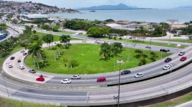 Santa Catarina Brezilya 'daki Florianopolis' te Zaman Hızı Trafiği. Coastal City. Şehir merkezinde trafik vardı. Şehir peyzajı. Santa Catarina Brezilya 'daki Florianopolis' te Zaman Hızı Trafiği. Köprü Simgesi.