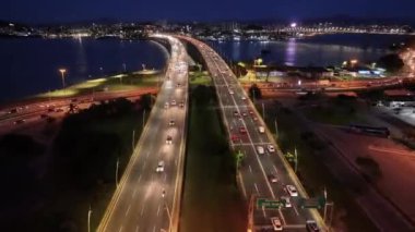 Santa Catarina Brezilya 'daki Florianopolis' te trafik köprüsü. Aydınlanmış Şehir. Şehir merkezinde trafik vardı. Şehir peyzajı. Santa Catarina Brezilya 'daki Florianopolis' te trafik köprüsü. Tarihi Köprü.