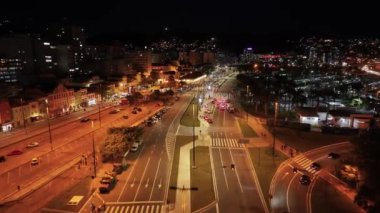 Santa Catarina Brezilya 'daki Florianopolis' te Gece Şehir. Aydınlanmış Şehir. Şehir merkezinde trafik vardı. Şehir peyzajı. Santa Catarina Brezilya 'daki Florianopolis' te Gece Şehir. Turizm Tarihi Yer.