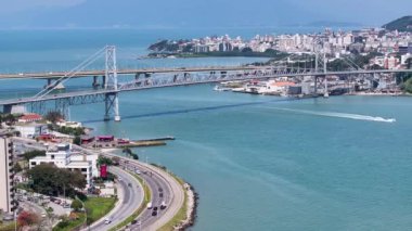 Santa Catarina Brezilya 'daki Florianopolis' te Zaman Hızı Trafiği. Coastal City. Şehir merkezinde trafik vardı. Şehir peyzajı. Santa Catarina Brezilya 'daki Florianopolis' te Zaman Hızı Trafiği. Köprü Simgesi.