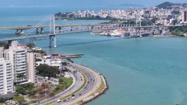 Santa Catarina Brezilya 'daki Florianopolis' te zaman aşımı şehri. Sahil şehri. Şehir merkezinde. Şehir manzarası manzarası. Santa Catarina Brezilya 'daki Florianopolis' te zaman aşımı şehri. Tarihi Köprü.
