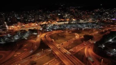 Santa Catarina Brezilya 'daki Florianopolis' te Gece Skyline 'ı. Aydınlanmış Şehir. Şehir merkezinde trafik vardı. Şehir peyzajı. Santa Catarina Brezilya 'daki Florianopolis' te Gece Skyline 'ı. Tarihi Binalar.