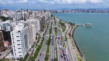 Florianopolis Skyline Santa Catarina Brezilya 'daki Florianopolis' te. Sahil şehri. Şehir merkezinde. Şehir manzarası manzarası. Florianopolis Skyline Santa Catarina Brezilya 'daki Florianopolis' te. Tarihi Köprü.
