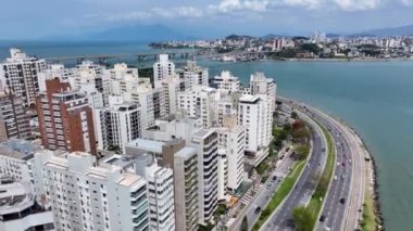 Florianopolis Skyline Santa Catarina Brezilya 'daki Florianopolis' te. Coastal City. Şehir merkezinde trafik vardı. Şehir peyzajı. Florianopolis Skyline Santa Catarina Brezilya 'daki Florianopolis' te. Köprü Simgesi.