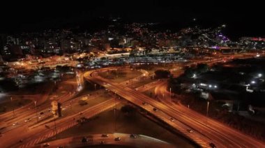 Santa Catarina Brezilya 'daki Florianopolis' te Gece Şehir. Aydınlanmış Şehir. Şehir merkezinde trafik vardı. Şehir peyzajı. Santa Catarina Brezilya 'daki Florianopolis' te Gece Şehir. Turizm Tarihi Yer.