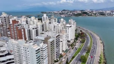 Santa Catarina Brezilya 'daki Florianopolis' te zaman aşımı şehri. Sahil şehri. Şehir merkezinde. Şehir manzarası manzarası. Santa Catarina Brezilya 'daki Florianopolis' te zaman aşımı şehri. Tarihi Köprü.