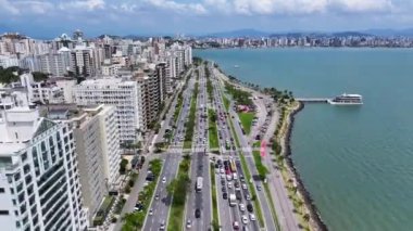 Santa Catarina Brezilya 'daki Florianopolis' te Zaman Hızı Trafiği. Coastal City. Şehir merkezinde trafik vardı. Şehir peyzajı. Santa Catarina Brezilya 'daki Florianopolis' te Zaman Hızı Trafiği. Köprü Simgesi.