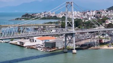 Santa Catarina Brezilya 'daki Florianopolis' teki ünlü köprü. Coastal City. Şehir merkezinde trafik vardı. Şehir peyzajı. Santa Catarina Brezilya 'daki Florianopolis' teki ünlü köprü. Köprü Simgesi.