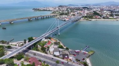 Santa Catarina Brezilya 'daki Florianopolis' teki ünlü köprü. Coastal City. Şehir merkezinde trafik vardı. Şehir peyzajı. Santa Catarina Brezilya 'daki Florianopolis' teki ünlü köprü. Köprü Simgesi.