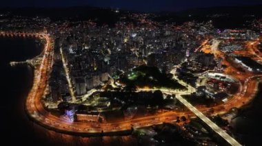 Santa Catarina Brezilya 'daki Florianopolis' te Gece Şehir. Aydınlanmış Şehir. Şehir merkezinde trafik vardı. Şehir peyzajı. Santa Catarina Brezilya 'daki Florianopolis' te Gece Şehir. Turizm Tarihi Yer.
