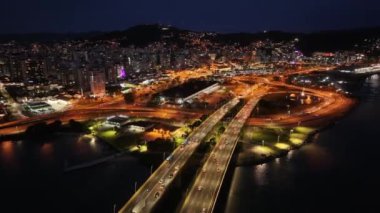 Santa Catarina Brezilya 'daki Florianopolis' te trafik köprüsü. Aydınlanmış Şehir. Şehir merkezinde trafik vardı. Şehir peyzajı. Santa Catarina Brezilya 'daki Florianopolis' te trafik köprüsü. Tarihi Köprü.