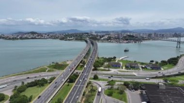 Santa Catarina Brezilya 'daki Florianopolis' te trafik köprüsü. Coastal City. Şehir merkezinde trafik vardı. Şehir peyzajı. Santa Catarina Brezilya 'daki Florianopolis' te trafik köprüsü. Tarihi Binalar.