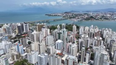 Florianopolis Skyline Santa Catarina Brezilya 'daki Florianopolis' te. Sahil şehri. Şehir merkezinde. Şehir manzarası manzarası. Florianopolis Skyline Santa Catarina Brezilya 'daki Florianopolis' te. Turizm Tarihi Yer.