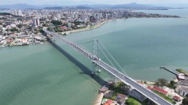 Santa Catarina Brezilya 'daki Florianopolis' teki Kablo Köprüsü. Coastal City. Şehir merkezinde trafik vardı. Şehir peyzajı. Santa Catarina Brezilya 'daki Florianopolis' teki Kablo Köprüsü. Tarihi Binalar.