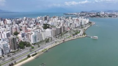 Florianopolis Skyline Santa Catarina Brezilya 'daki Florianopolis' te. Sahil şehri. Şehir merkezinde. Şehir manzarası manzarası. Florianopolis Skyline Santa Catarina Brezilya 'daki Florianopolis' te. Turizm Tarihi Yer.