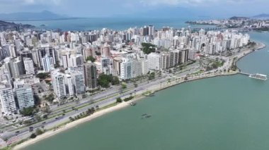 Florianopolis Skyline Santa Catarina Brezilya 'daki Florianopolis' te. Şehir Sahnesi. Şehir merkezinde trafik vardı. Şehir peyzajı. Florianopolis Skyline Santa Catarina Brezilya 'daki Florianopolis' te. Tarihi Binalar.