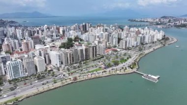 Florianopolis Skyline Santa Catarina Brezilya 'daki Florianopolis' te. Sahil şehri. Şehir merkezinde. Şehir manzarası manzarası. Florianopolis Skyline Santa Catarina Brezilya 'daki Florianopolis' te. Turizm Tarihi Yer.