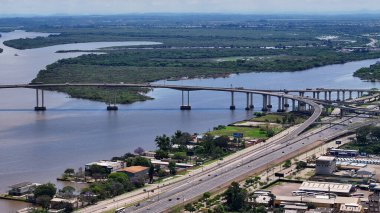 Porto Alegre Skyline Rio Grande Do Sul Brezilya 'daki Porto Alegre' de. Guaiba Gölü Sahnesi. Freeway Yolu. Manzaralı Köprüler. Porto Alegre Skyline Rio Grande Do Sul Brezilya 'daki Porto Alegre' de.