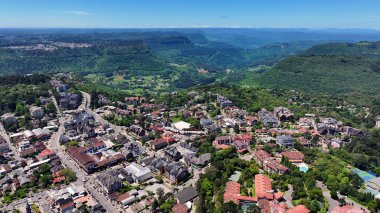 Gramado Skyline Rio Grande Do Sul Brezilya 'da. Metropolis Manzarası. Konut binaları. Şehir merkezinde. Gramado Skyline Rio Grande Do Sul Brezilya 'da. Güzel Şehir Skyline.