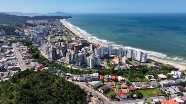 Santa Catarina Brezilya 'daki Itajai' de Öfkeli Plaj. Plaj manzarası. Panoramik Manzara. Highrise Binaları. Santa Catarina Brezilya 'da Itajai' de Öfkeli Plaj.