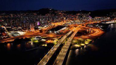 Santa Catarina Brezilya 'daki Florianopolis' te trafik köprüsü. Aydınlanmış Şehir. Şehir merkezinde trafik vardı. Şehir peyzajı. Santa Catarina Brezilya 'daki Florianopolis' te trafik köprüsü. Tarihi Köprü.