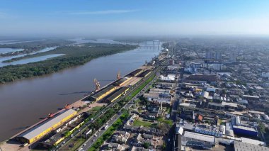 Porto Alegre Skyline Rio Grande Do Sul Brezilya 'daki Porto Alegre' de. Jacui Nehri Peyzajı. Freeway Yolu. Güzel güneşli bir gün. Porto Alegre Skyline Rio Grande Do Sul Brezilya 'daki Porto Alegre' de.