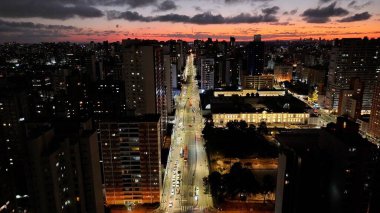 Curitiba Skyline Parana Brezilya Curitiba 'da. Trafik Bulvarı. Şehir merkezinde. Gün batımı manzarası. Curitiba Skyline Parana Brezilya Curitiba 'da. Şehir manzarası arka planı. Parana Brezilya.