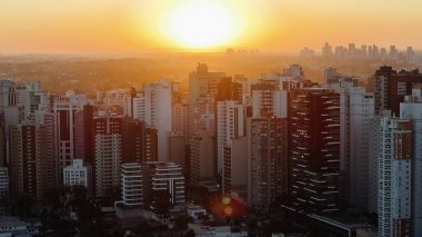 Curitiba Parana. Parana Brezilya 'da Curitiba' da Sunset Skyline. Gün batımı manzarası. Şehir merkezinde. Highrise Binaları. Parana Brezilya 'da Curitiba' da Sunset Skyline. Şehir Görünümü Arkaplanı.