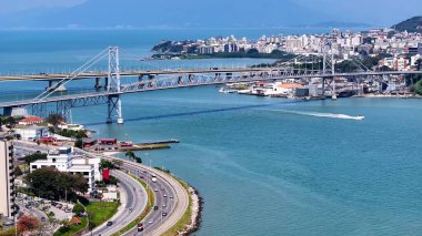 Santa Catarina Brezilya 'daki Florianopolis' te Zaman Hızı Trafiği. Coastal City. Şehir merkezinde trafik vardı. Şehir peyzajı. Santa Catarina Brezilya 'daki Florianopolis' te Zaman Hızı Trafiği. Köprü Simgesi.