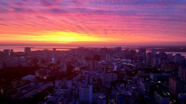 Rio Grande Do Sul Brezilya 'daki Porto Alegre' de Sunset Skyline. Gün batımı manzarası. Şehir merkezinde. Highrise İnşaat Şehri Skyline. Rio Grande Do Sul Brezilya 'daki Porto Alegre' de günbatımı silüeti.