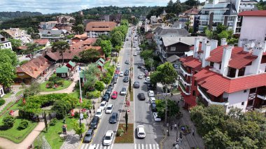 Gramado Brezilya. Rio Grande Do Sul Brezilya 'daki Gramado Bulvarı' nda. Çarpıcı şehir manzarası. Konut evleri. Yeşil Vadi Dağları. Rio Grande Do Sul Brezilya 'da Gramado' da Landmark Caddesi.