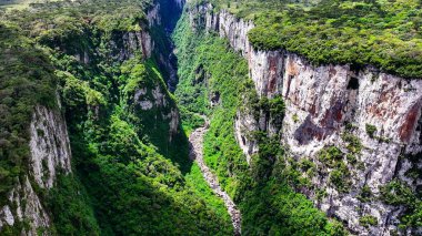 Santa Catarina Brezilya 'daki Praia Grande' deki Itaimbezinho Kanyonu. Canyons Manzarası. Geopark Dağları. Orman Ağaçları. Santa Catarina Brezilya 'daki Praia Grande' deki Itaimbezinho Kanyonu. Manzaralı Gren Vadisi.