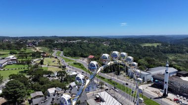Rio Grande Do Sul Brezilya 'daki Canela' da dönme dolap manzarası. Çarpıcı dönme dolap. Şehir manzarası manzarası. Trafik Bulvarı. Canela Brezilya. Rio Grande Do Sul Brezilya 'daki Canela' da dönme dolap manzarası.