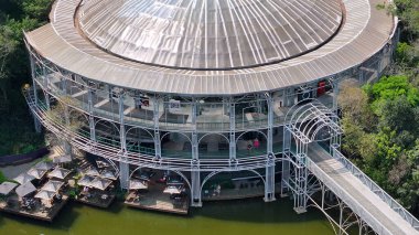 Curitiba Brezilya. Parana Brezilya Curitiba 'da telgraf operası. Bahçe arazisi. Turistik cazibe. Şehir Parkı. Parana Brezilya Curitiba 'da telgraf operası. Orman Ağaçları Sahnesi.