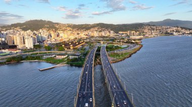 Santa Catarina Brezilya 'daki Florianopolis' te Sunset Skyline. Renkli Günbatımı. Trafik Köprüsü. Freeway Peyzaj. Santa Catarina Brezilya 'daki Florianopolis' te Sunset Skyline. Tarihi Binalar.