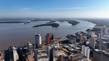 Porto Alegre Skyline Rio Grande Do Sul Brezilya 'daki Porto Alegre' de. Şehir merkezinde. Highrise Binaları. Guaiba Gölü manzarası. Porto Alegre Skyline Rio Grande Do Sul Brezilya 'daki Porto Alegre' de.