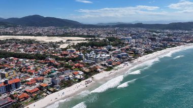 Santa Catarina Brezilya 'daki Florianopolis' te Ingleses Plajı. Sahil Skyline. Doğa manzarası. Yaz Gezisi. Santa Catarina Brezilya 'daki Florianopolis' te Ingleses Plajı. Tropikal Manzara.
