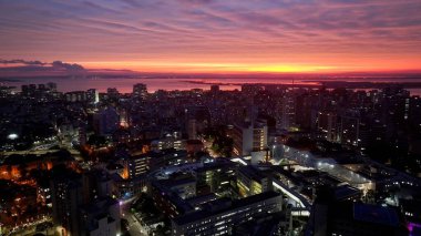 Porto Alegre Skyline Rio Grande Do Sul Brezilya 'daki Porto Alegre' de. Aydınlanmış Şehir. Şehir merkezinde gün batımı. Renkli şehir manzarası. Porto Alegre Skyline Rio Grande Do Sul Brezilya 'daki Porto Alegre' de.