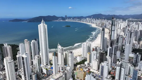 Balnear io Camboriu Skyline Santa Catarina Brezilya 'daki Balnear io Camboriu' da. Kıyı manzarası. Highrise Binaları. Balneario Camboriu Skyline, Santa Catarina Brezilya 'daki Balnear io Camboriu' da..