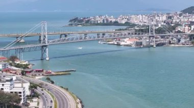 Santa Catarina Brezilya 'daki Florianopolis' teki Kablo Köprüsü. Coastal City. Şehir merkezinde trafik vardı. Şehir peyzajı. Santa Catarina Brezilya 'daki Florianopolis' teki Kablo Köprüsü. Tarihi Binalar.