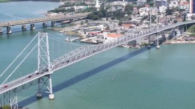 Santa Catarina Brezilya 'daki Florianopolis' teki Kablo Köprüsü. Sahil şehri. Şehir merkezinde. Şehir manzarası manzarası. Santa Catarina Brezilya 'daki Florianopolis' teki Kablo Köprüsü. Turizm Tarihi Yer.