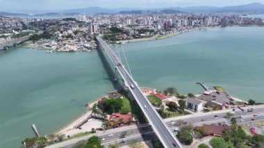 Santa Catarina Brezilya 'daki Florianopolis' teki Kablo Köprüsü. Sahil şehri. Şehir merkezinde. Şehir manzarası manzarası. Santa Catarina Brezilya 'daki Florianopolis' teki Kablo Köprüsü. Turizm Tarihi Yer.
