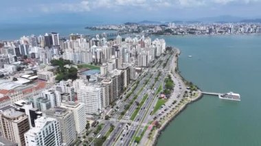 Florianopolis Skyline Santa Catarina Brezilya 'daki Florianopolis' te. Şehir Sahnesi. Şehir merkezinde trafik vardı. Şehir peyzajı. Florianopolis Skyline Santa Catarina Brezilya 'daki Florianopolis' te. Tarihi Binalar.