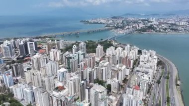 Florianopolis Skyline Santa Catarina Brezilya 'daki Florianopolis' te. Sahil şehri. Şehir merkezinde. Şehir manzarası manzarası. Florianopolis Skyline Santa Catarina Brezilya 'daki Florianopolis' te. Turizm Tarihi Yer.