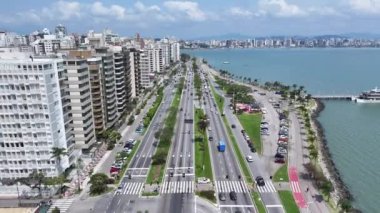 Florianopolis Skyline Santa Catarina Brezilya 'daki Florianopolis' te. Şehir Sahnesi. Şehir merkezinde trafik vardı. Şehir peyzajı. Florianopolis Skyline Santa Catarina Brezilya 'daki Florianopolis' te. Tarihi Binalar.