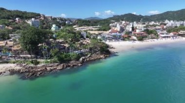 Bombinhas Plajı Santa Catarina Brezilya 'da. Plaj manzarası. Doğa Deniz Burnu. Seyahat güzergahı. Bombinhas Plajı Santa Catarina Brezilya 'da. Turkuaz Su.