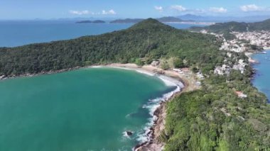 Santa Catarina Brezilya 'daki Bombinhas' ta Retiro Dos Padres Plajı. Sahil Skyline. Doğa manzarası. Yaz Gezisi. Santa Catarina Brezilya 'daki Bombinhas' ta Retiro Dos Padres Plajı. Tropikal Manzara.