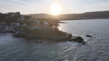 Santa Catarina Brezilya 'daki Bombinhas' ta Sunset Plajı. Gün batımı manzarası. Beach Seascape 'de. Seyahat güzergahı. Santa Catarina Brezilya 'daki Bombinhas' ta Sunset Plajı. Turkuaz Su.